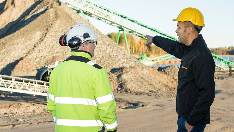 Daniel Grimes von Continental und Per Åsander von Jehander im Steinbruch des Unternehmens, wo Continental Fördergurte derzeit unter Hochdruck arbeiten.<br/>Foto: Continental/Börje Svensson